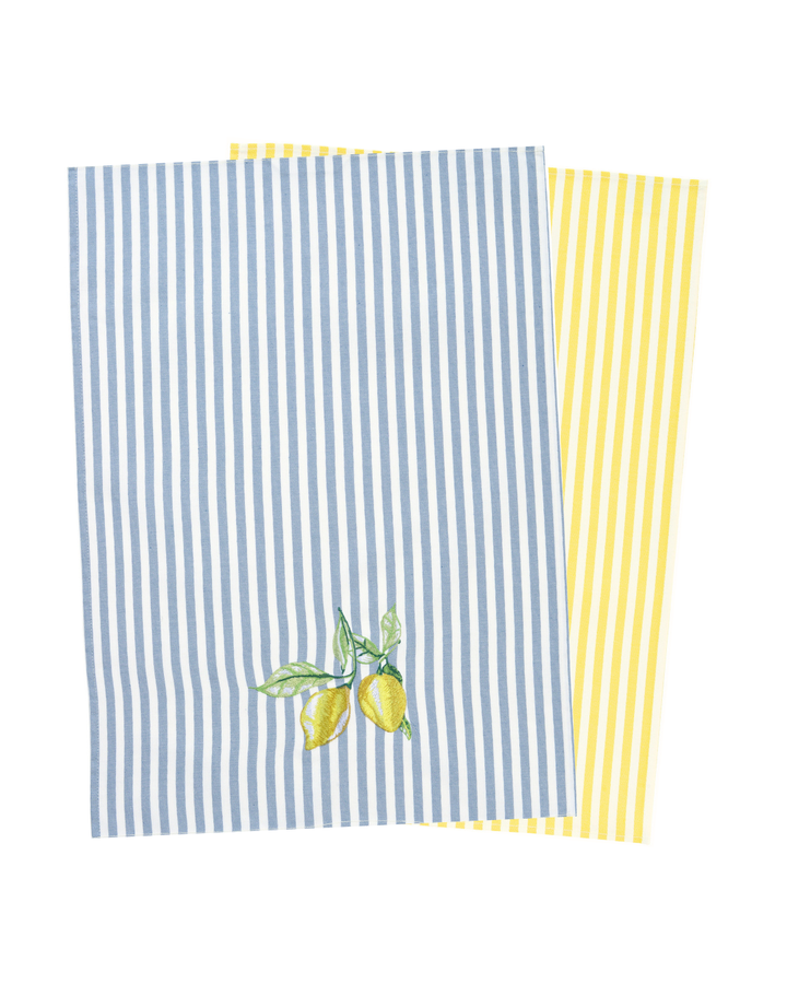 Zitronen-Geschirrtuch-Set „Limonetta“ von Sander mit dunkelblau-weiß gestreiftem Geschirrtuch mit Zitronen-Stickerei und gelb-weiß gestreiftem Basic-Geschirrtuch, leicht überlappend dargestellt auf weißem Hintergrund.