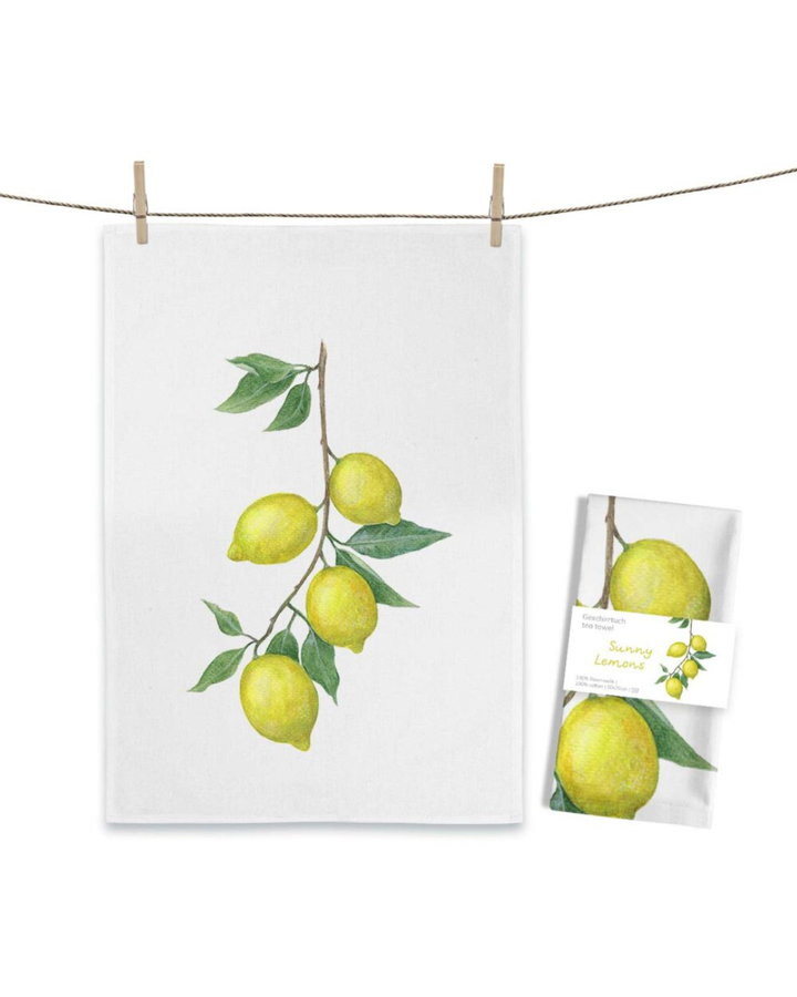 Zitronen Geschirrtuch Sunny Lemons von Maluu mit gelben Zitronen und grünen Blättern an einem Zweig auf hellem Baumwollstoff