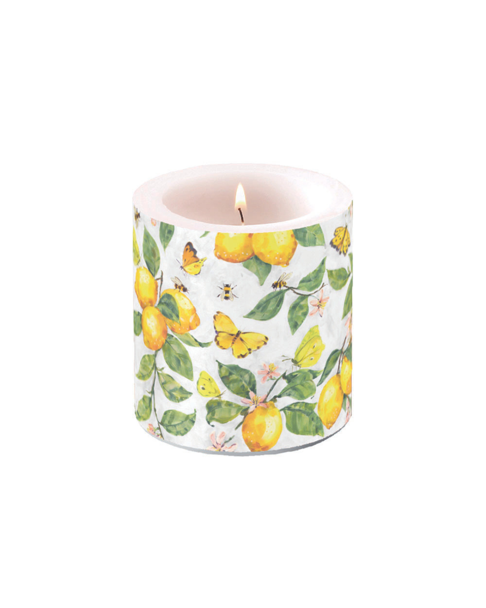 Zylindrische Kerze mit Zitronen-, Blätter- und Schmetterlingsmotiv der Marke Ambiente, brennend, isoliert auf weißem Hintergrund.