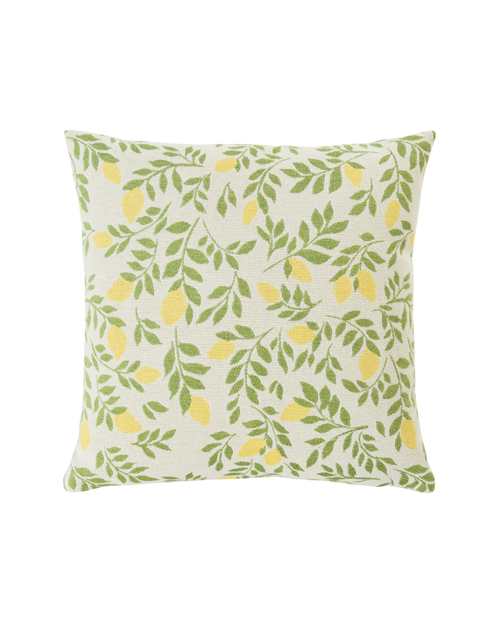 Zitronen Kissenbezug Lemonie von Sander mit grünen Blättern und gelben Zitronen auf hellem Grund. Der Kissenbezug liegt auf weißem Hintergrund und zeigt das detaillierte Muster.