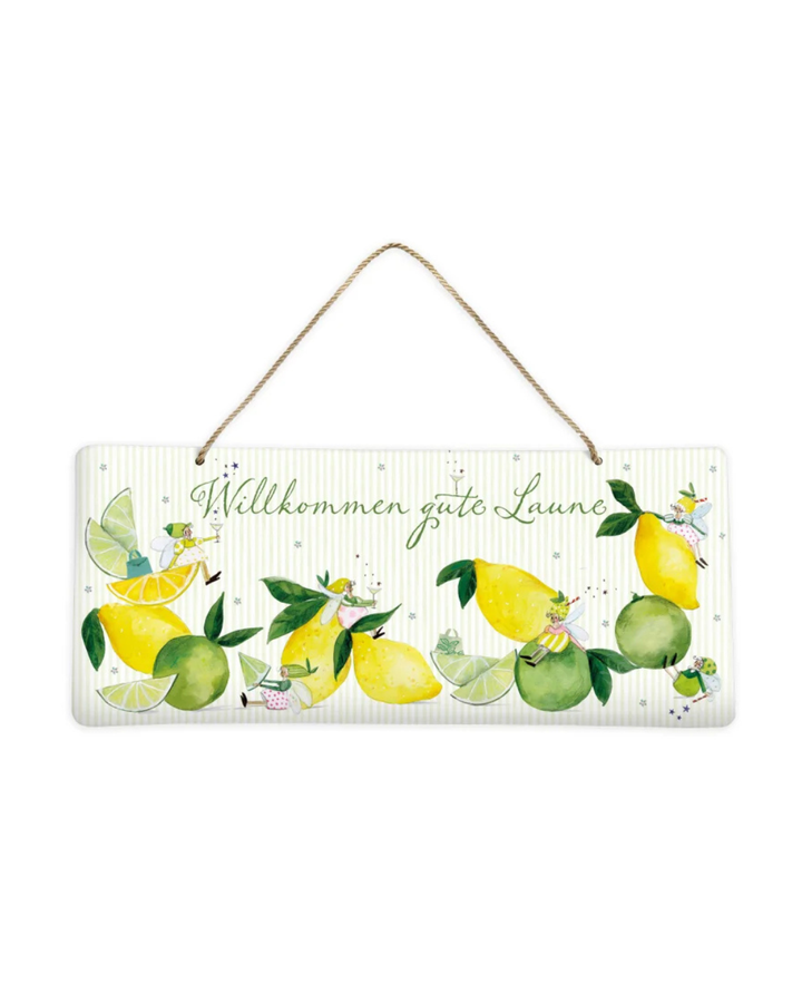 Zitronen-Metallschild "Fresh Lemons" vom Grätz Verlag vor weißen Hintergrund. Das Motiv besteht aus vielen Zitronen und verschiedenen Zitronen-Feen,welche auf und vor den Zitrusfrüchten sitzen. Die Illustration stammt von Silke Leffler.