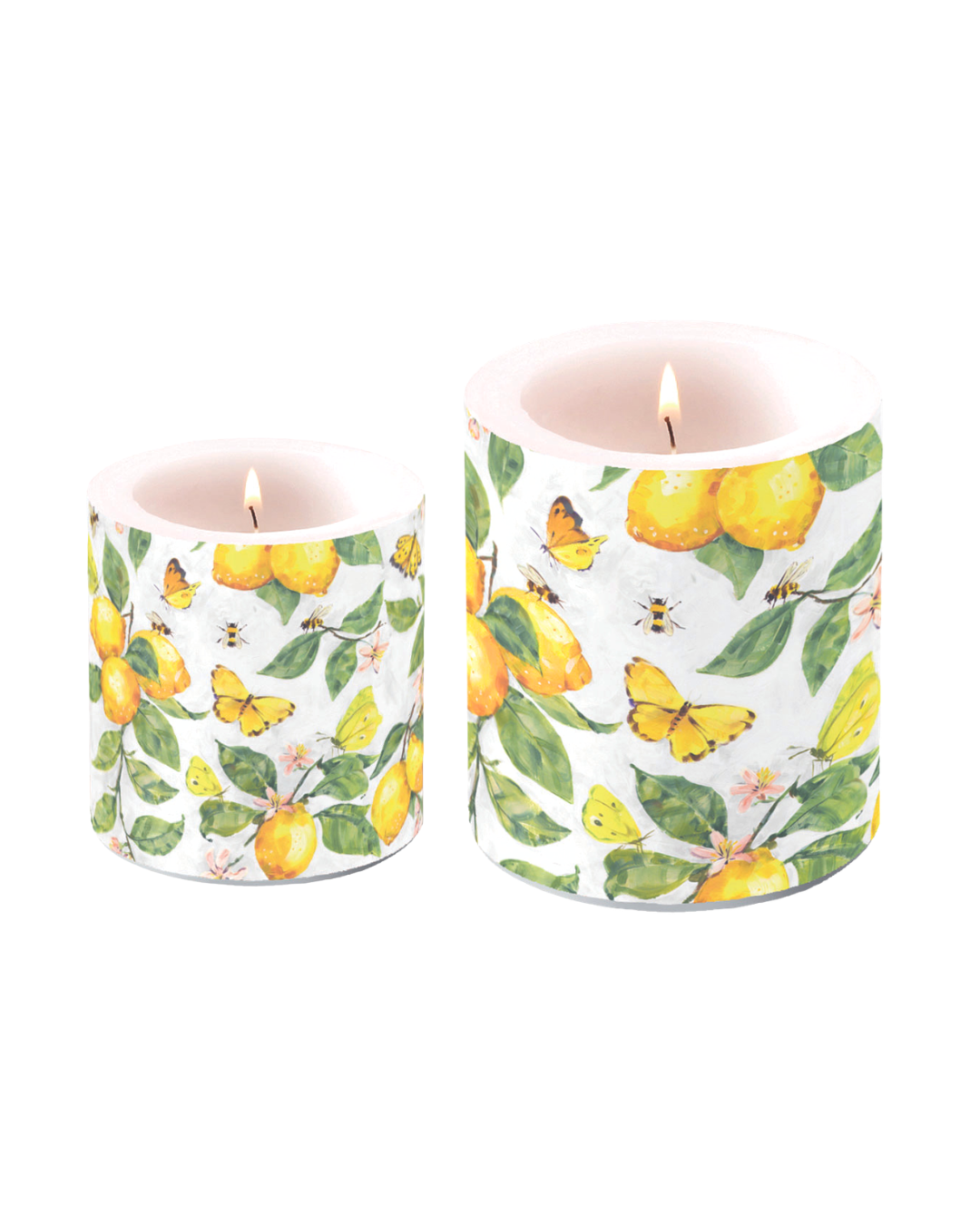 Kleine und große zylindrische Kerze mit Zitronen-, Blätter- und Schmetterlingsmotiv der Marke Ambiente, beide brennend, nebeneinander auf weißem Hintergrund.