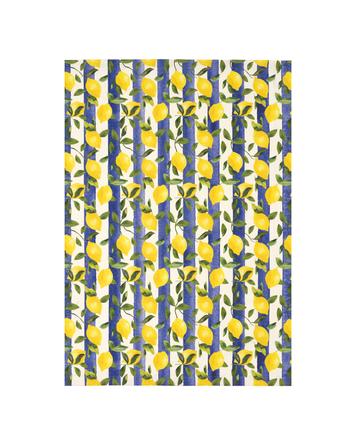 Zitronen Tischdecke „Lemontree“ von Sander mit gelben Zitronen und grünen Blättern auf blau-weiß gestreiftem Grund. Die Decke liegt auf weißem Hintergrund und zeigt das detaillierte, handgezeichnete Muster.