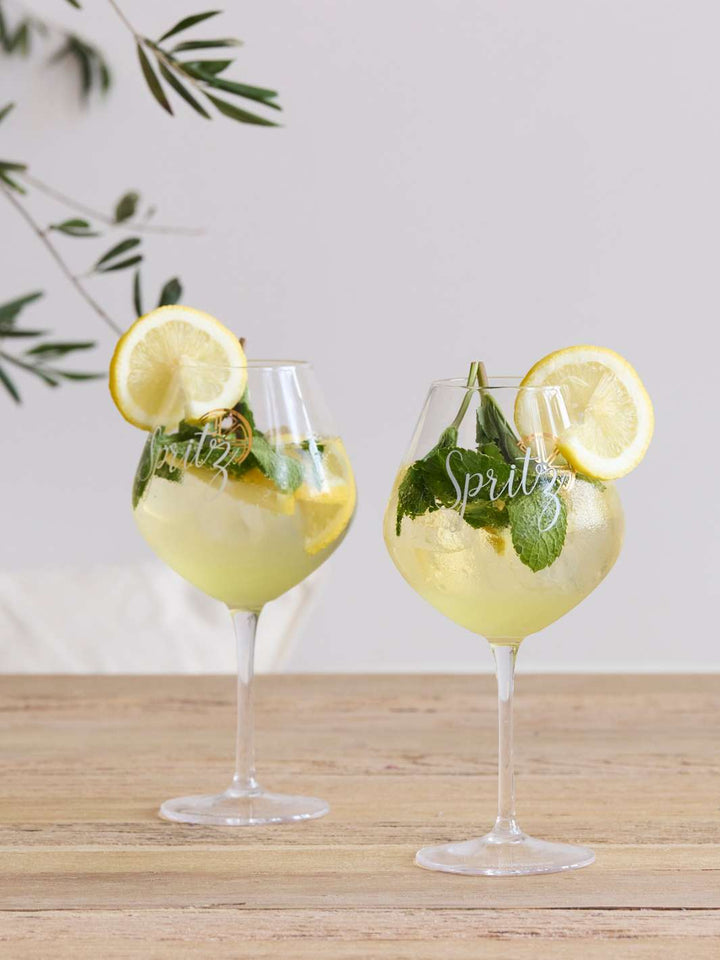 Nutze zum Anstoßen die sommerlichen Spritz-Gläser von Rivièra Maison