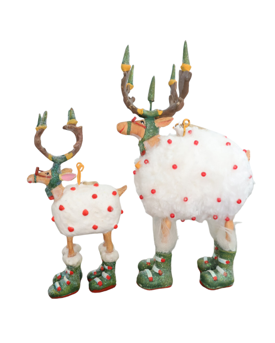 Zwei Größen der "Dash Away Blitzen Rentier" Krinkles von Patience Brewster vor weißen Hintergrund. Zu sehen sind 2 Rentiere mit rot bepunkteten Schafsfell. Die Rentiere haben viele grüne und rote Details.