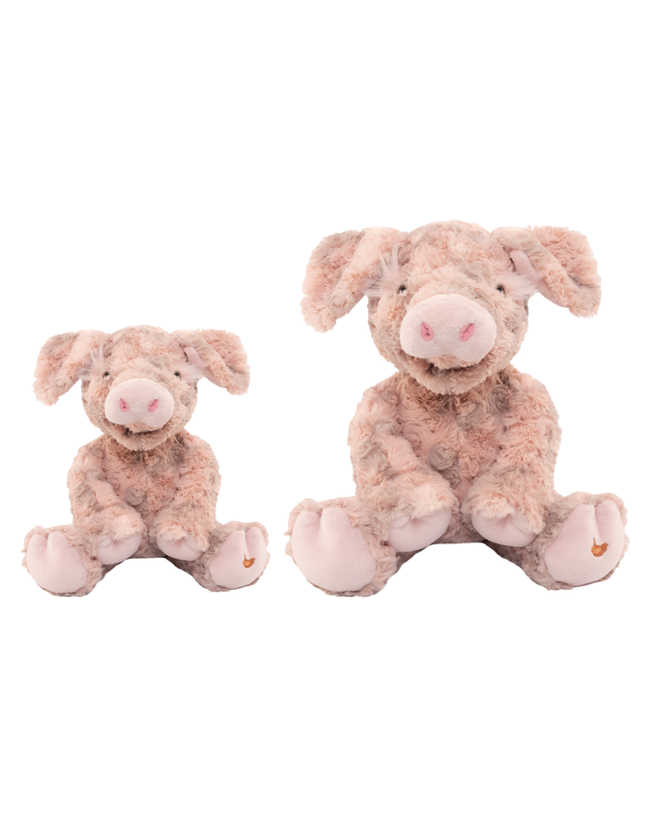 Schweinchen Kuscheltier „Vanessa“ von Wrendale Designs, in 2 Größen freigestellt vor hellem Hintergrund, sitzend dargestellt mit weichem Plüschfell.