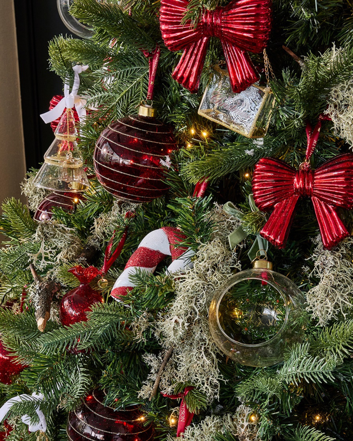 Dekorierter Tannenbaum mit Candy Cane Wishes Ornament von Rivièra Maison