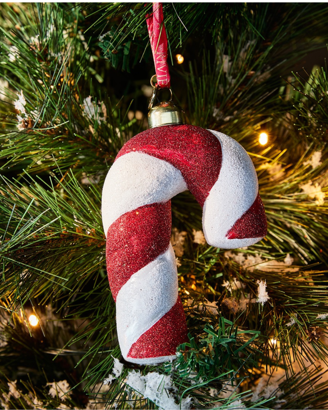 Weihnachtsornament Winter Candy Cane Wishes von Rivièra Maison, rot-weiß glitzernde Zuckerstange am Baum