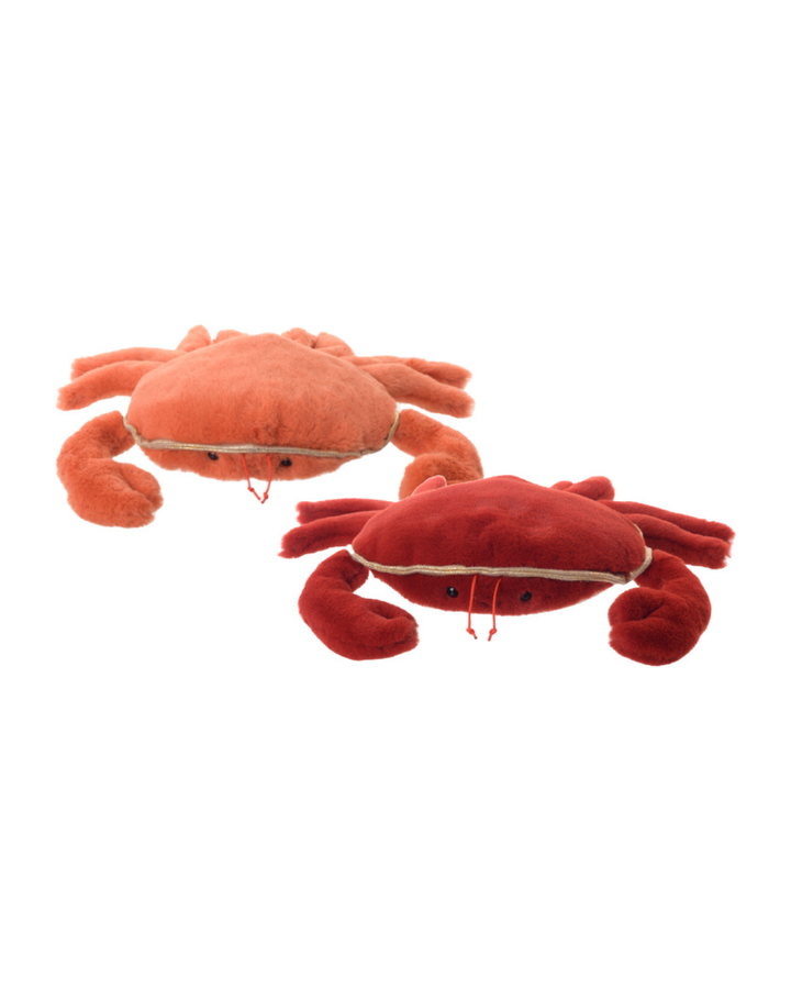 Zwei Krabben-Kuscheltiere Copper und Crabby von Bukowski Design nebeneinander liegend in Orange- und Rottönen auf weißem Hintergrund.