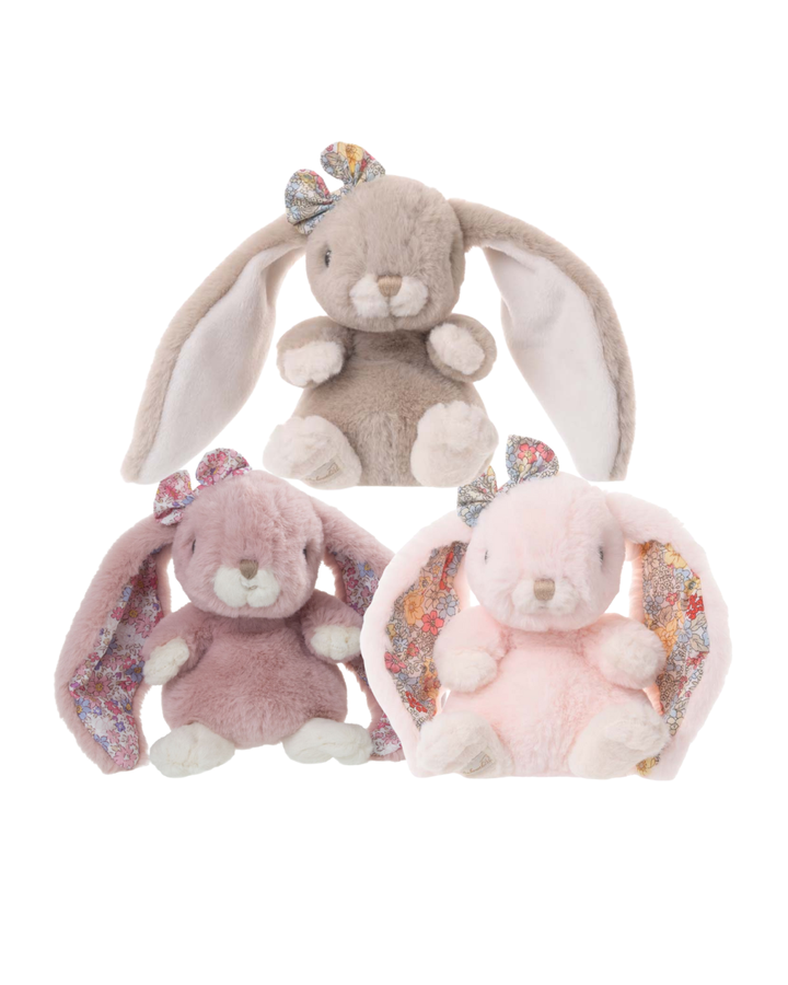 Kaninchen Kuscheltiere Kanina von Bukowski in verschiedenen Farbvarianten nebeneinander sitzend, mit floralen Stoffdetails in den Ohren, freigestellt auf weißem Hintergrund.