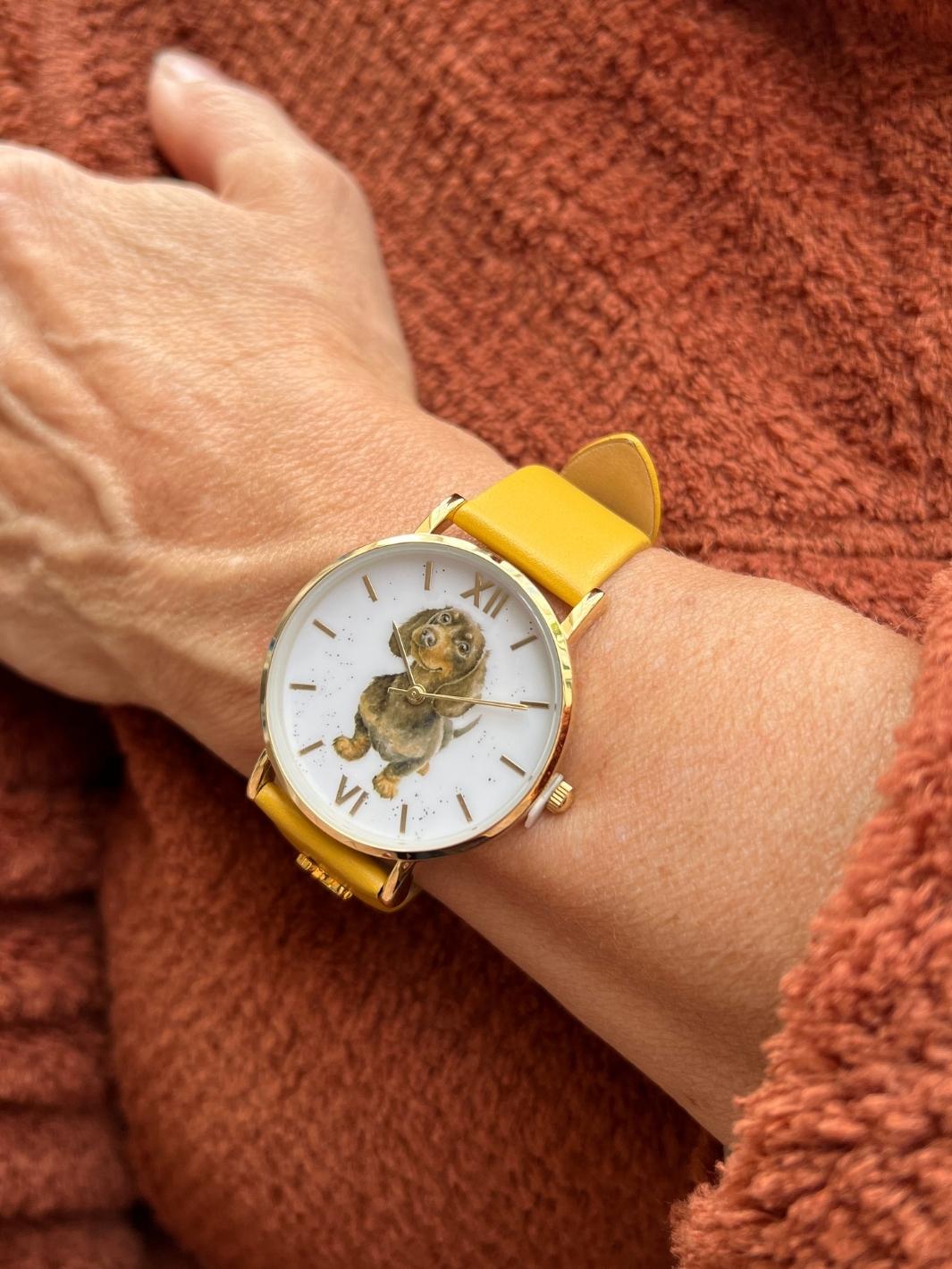 Armbanduhr mit Dackel von Wrendale Designs.