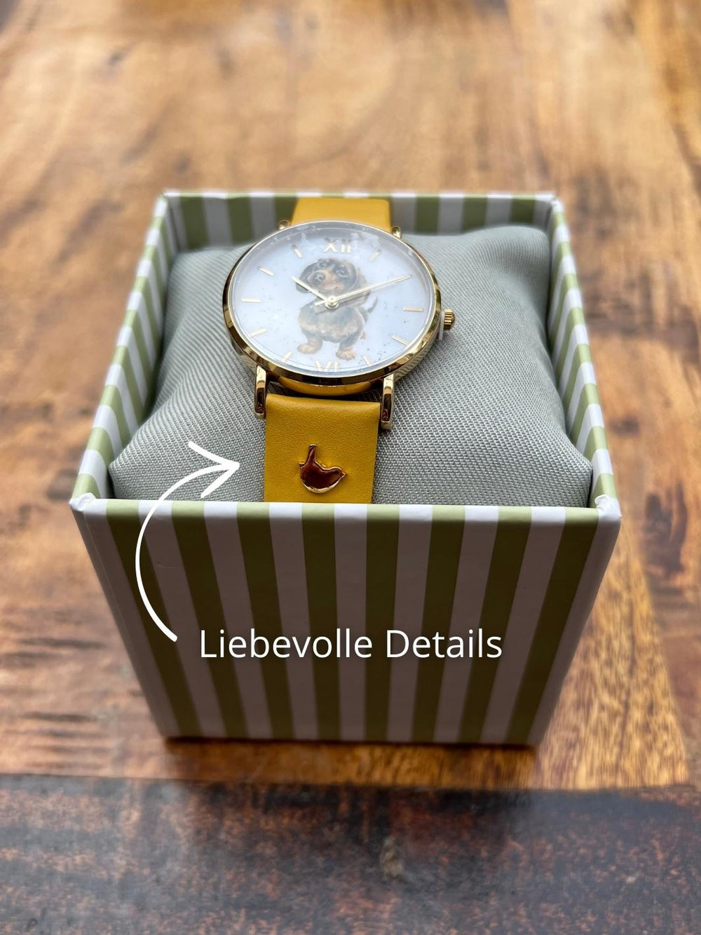 Die Armbanduhr Dackel von Wrendale Designs hat liebevolle Details, wie das kleine Vögelchen auf dem Uhrenband.