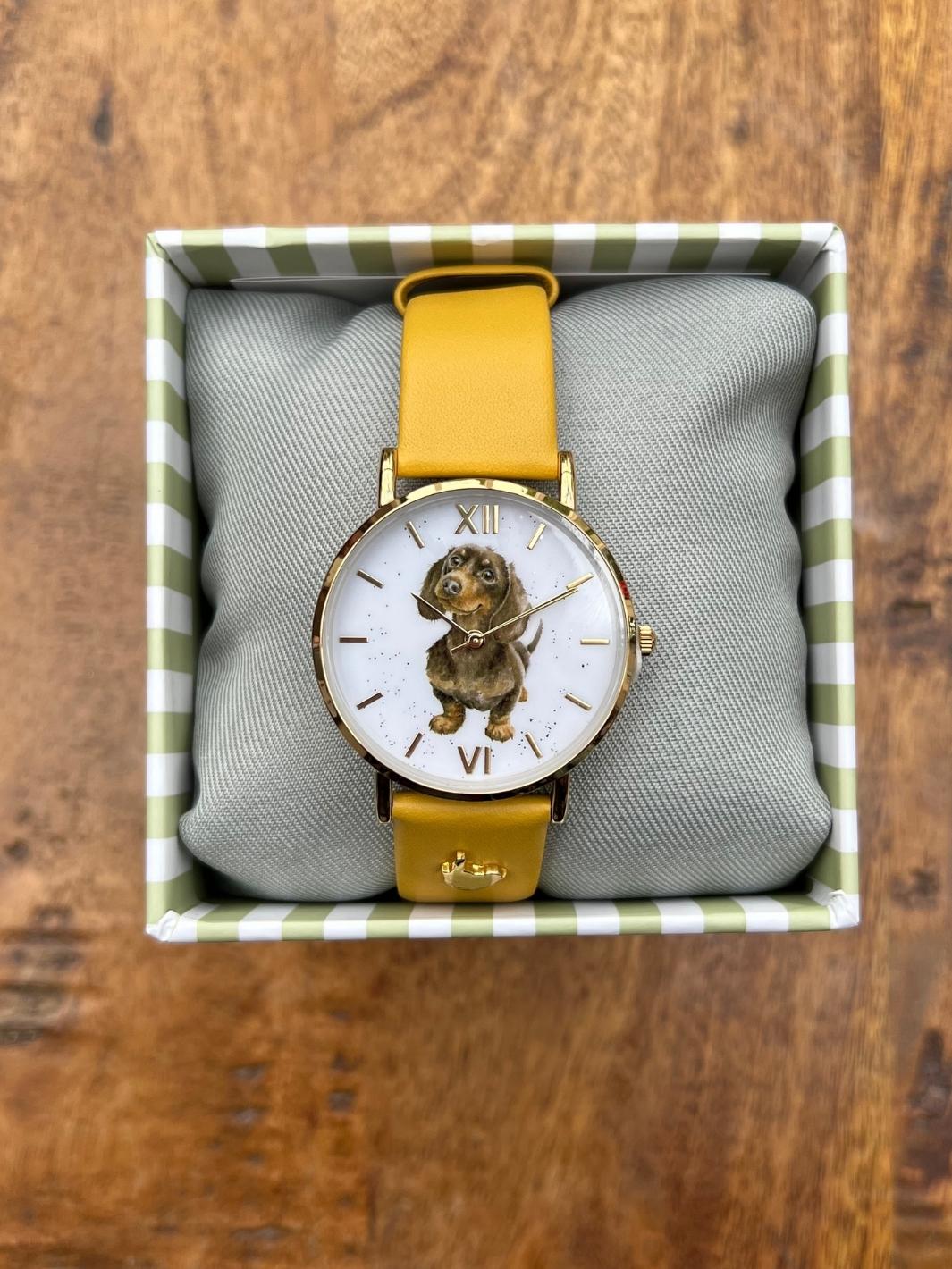 Die Armbanduhr Dackel von Wrendale Designs kommt in einer Geschenkverpackung.
