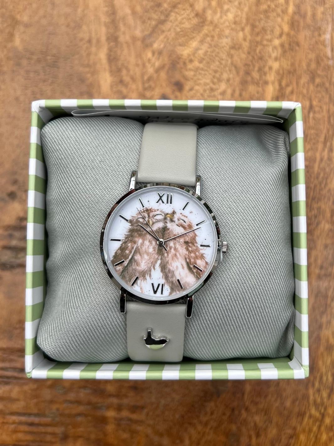 Armbanduhr mit Eulen von Wrendale Designs in einer Geschenkverpackung.