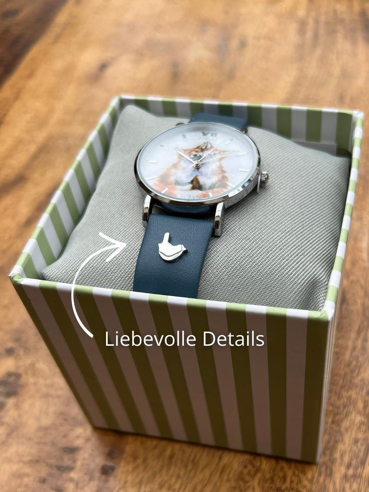 Armbanduhr mit Füchsen und liebevollen Details von Wrendale Designs.