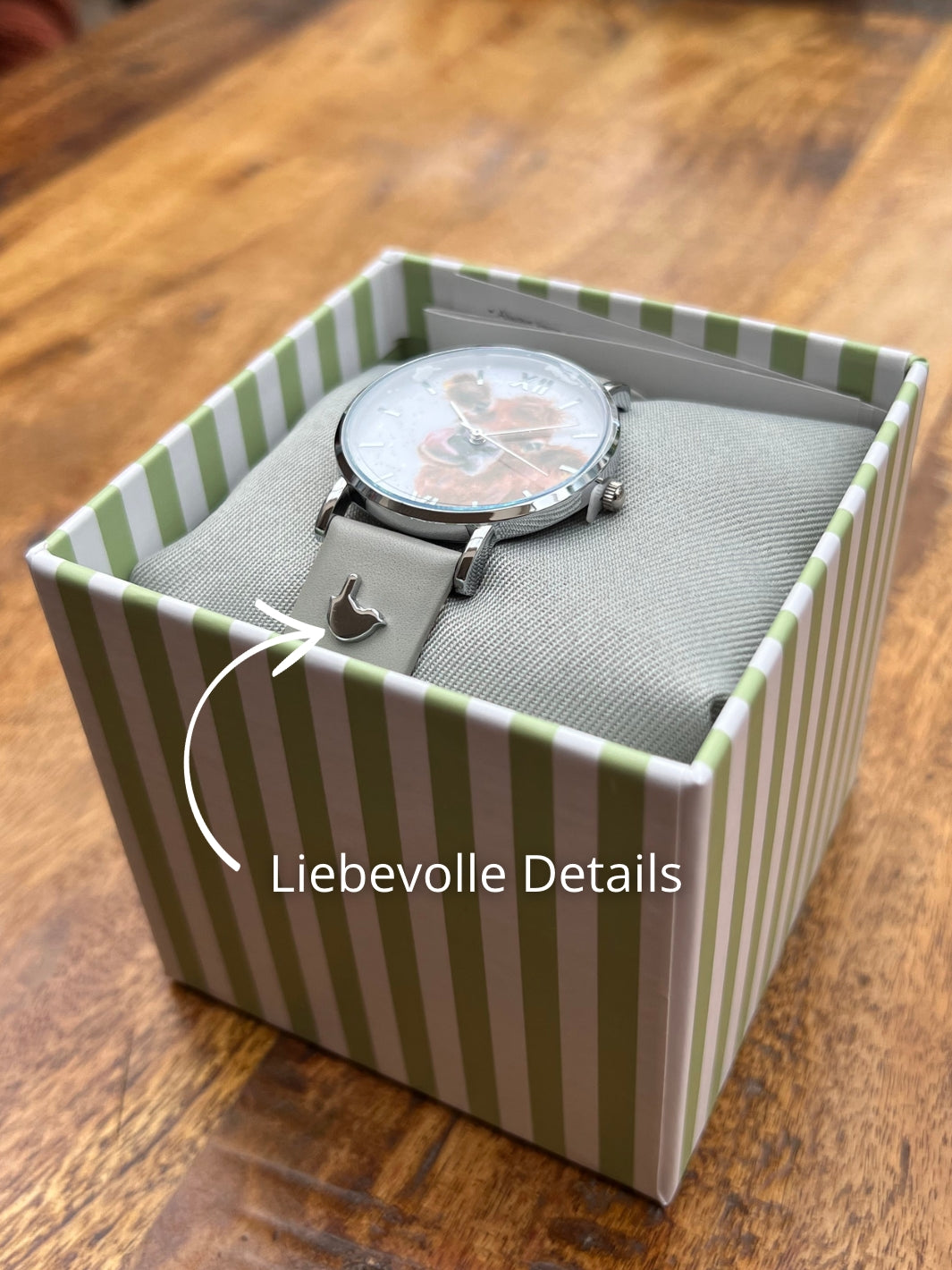 Wrendale Designs Armbanduhr Kuh mit liebevollen Details