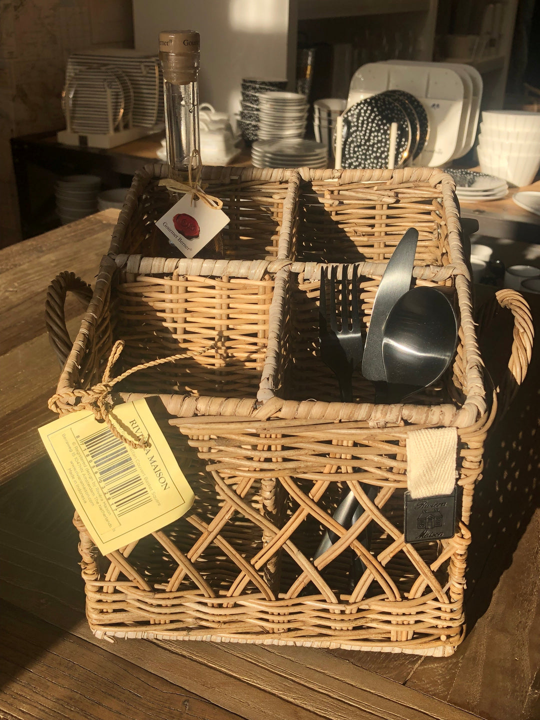 Rustic Rattan Couvert Basket für die Küchenorganisation von Riviera Maison auf einem braunen Esstisch.