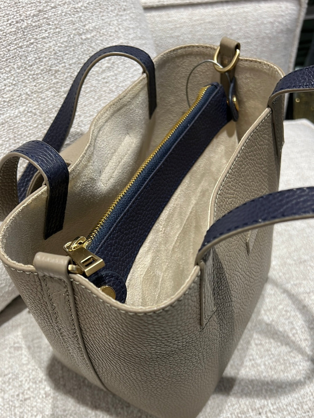 Innenansicht der Handtasche Lille Marte in der Farbe Taupe mit blau von Keine Schwester