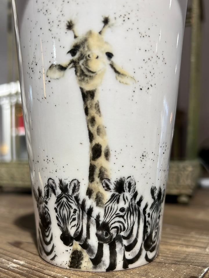 Zebras und Giraffe aus Afrika als Motiv auf einer Travel Mug von Wrendale Designs.