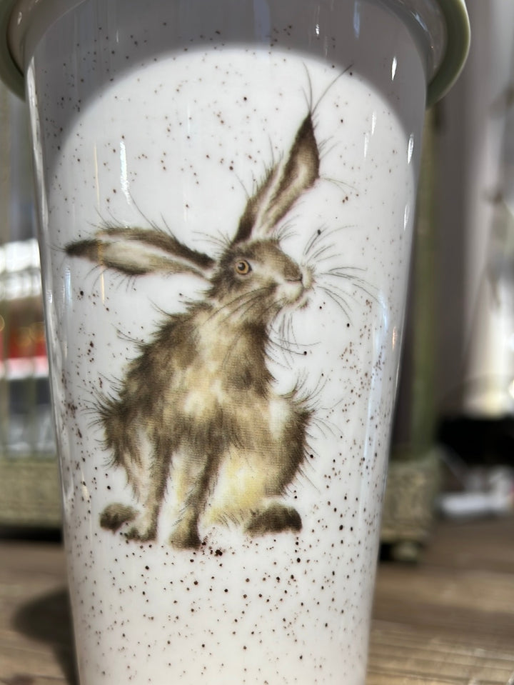 Hasen Motiv Good hare day auf einer Porzellan Travel Mug von Wrendale Designs.