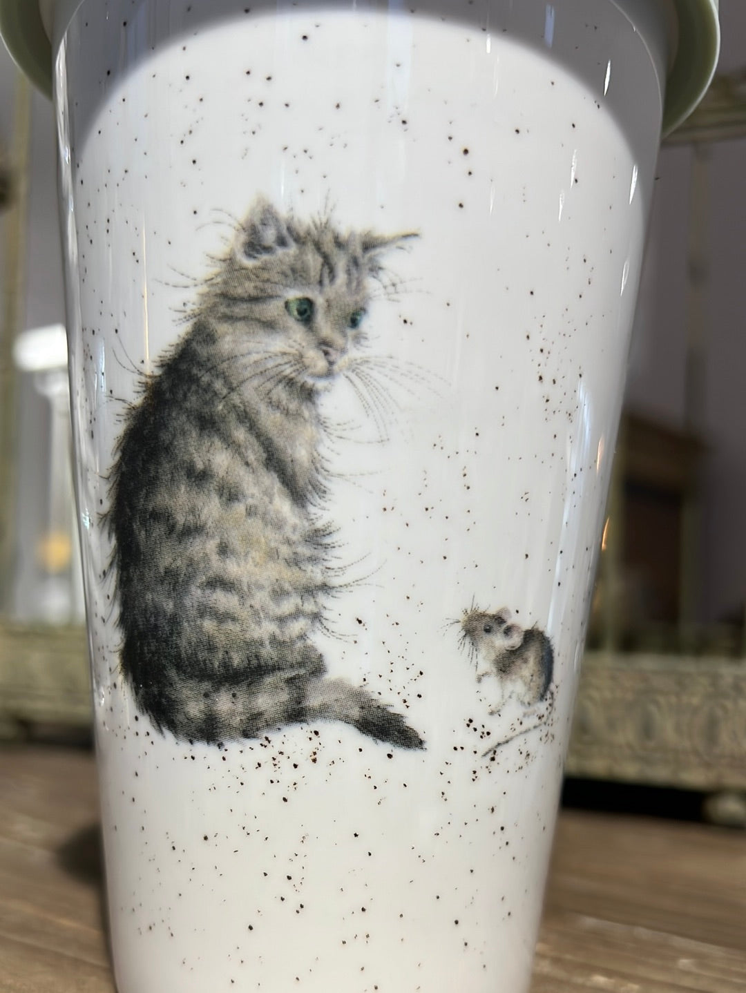 Katzen und Maus Motiv auf einer Travel Mug aus Porzellan von Wrendale Designs.