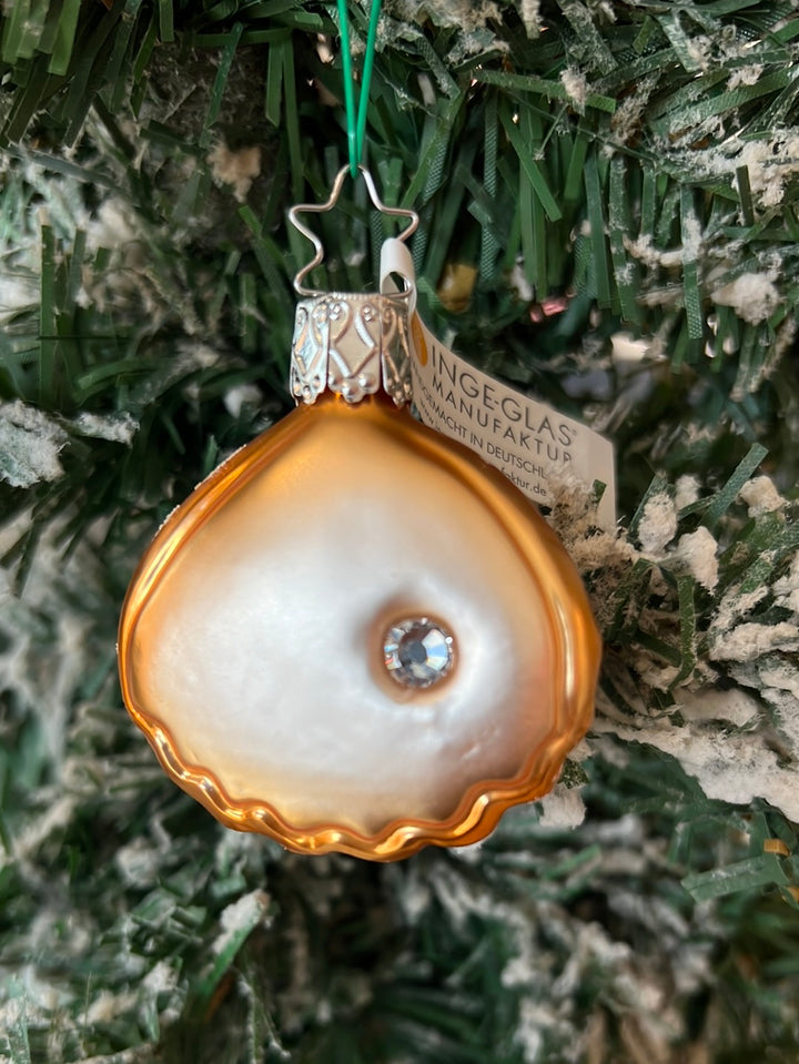 Handgefertigtes Muschelornament mit Strassstein von Inge Glas. 