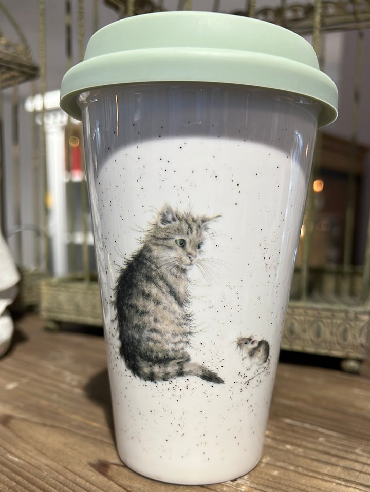 Travel Mug aus Porzellan mit Katze und Maus drauf von Wrendale Designs.