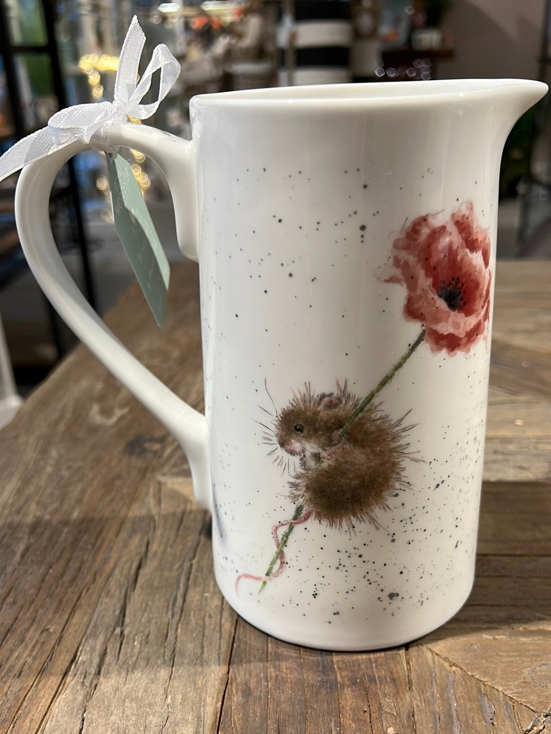 Krug aus Porzellan mit Maus auf Mohnblume als Motiv von Wrendale Designs.