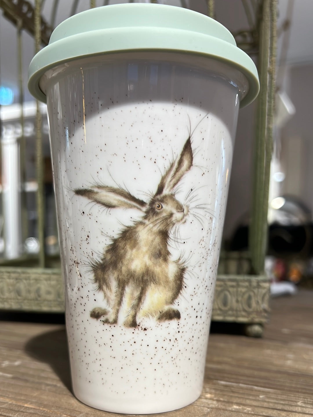 Porzellan Travel Mug mit Hase drauf von Wrendale Designs.