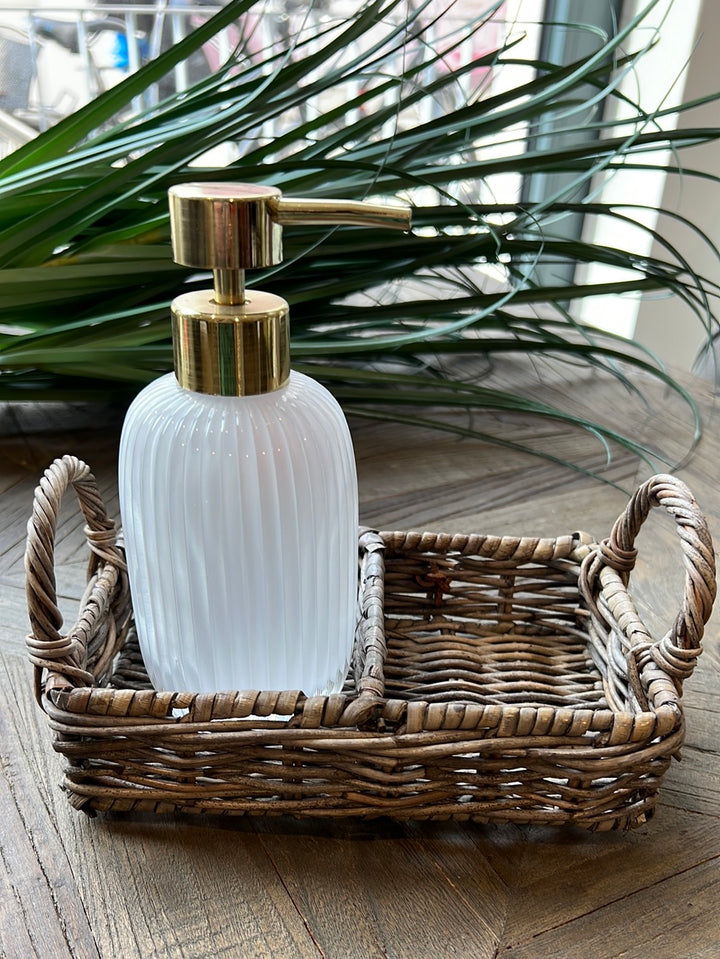 Riviera Maison Seifenschale mit einem Seifenspender aus Glas drinnen gefertigt aus Rustic Rattan.